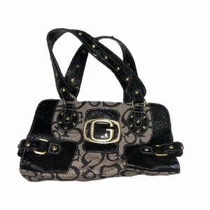 Guess väska - Vintage guess väska i väldigt bra skick. Går att ha under axeln😍 