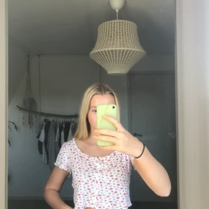 Somrig topp - Säljer denna sommar toppen💓 går även att knäppa upp och använda som kofta. Köparen står för frakt 