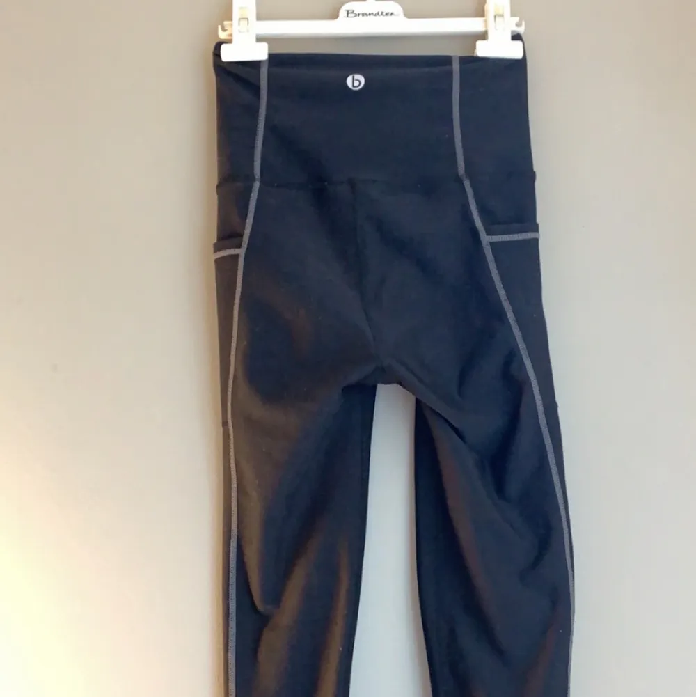 Sköna träningstights från cotton on i stl xs<3. Jeans & Byxor.