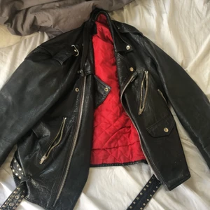skinnjacka från 70talet - äkta skinnjacka från 70 talet. säljer för att den är lite för stor på mig, och inte riktigt min stil. dragkedjorna är slöa, men de funkar ändå. 💕💕