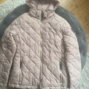 Canada Snow Jacka  - Ljusrosa Canada of Snow jacka. Ser helt ny ut, använt några få ggr. Perfekt höst/vinterjacka för lite varmare grader. Snygga detaljer😍
