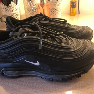 Nike air Max 97 stolek 38 - Helt oanvända Nike air Max 97 skor från Nike kommer inte heller till användning pris 900kr Orginal pris 1500kr