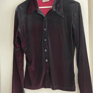 Skjorta i sammet storlek M - Helt fantastik skjorta i sammet från h&m. Svårt att få till exakt färg då den skiftar lite ✨