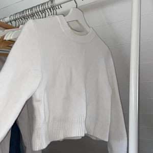 Vit stickad tröja strl M - Bra skick, knappt använd.