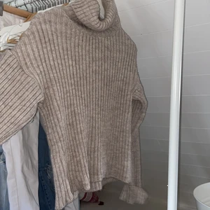 Beige stickad tröja strl XXS - Bra skick, knappt använd.