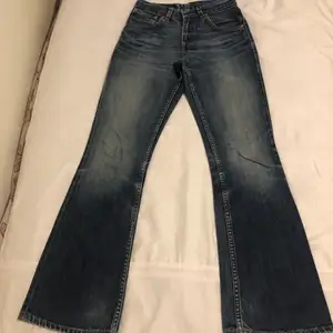 Hej igen säljer två par till vintage Levis jeans storlek 31/32 och 25/32 lågmidja även jätte fina o tranda 