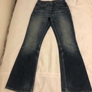 Vintage Levis jeans 31/32 o 25/32 - Hej igen säljer två par till vintage Levis jeans storlek 31/32 och 25/32 lågmidja även jätte fina o tranda 