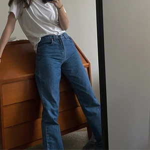 Levis jeans - Sinnes sjukt långa Levis jeans! I herr modell men fungerar på tjejer också. Lite stora och väldigt långa på mig som är 177 cm och oftast bär S.💙💙💙