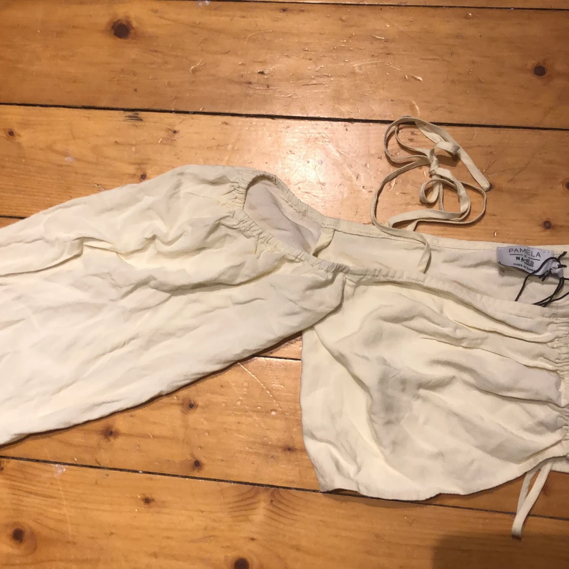 Beige/vit topp med söta snören - 90