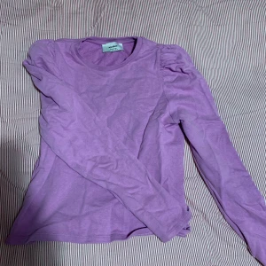 Tröja - Sån fin lila färg, lite puffiga armar väldigt snygg på. Skriv för fler bilder❤️