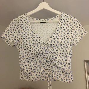 Blommig blus💓 - Blommig blus, mönstret är tydligare på bild 3, säljer då den inte riktigt kommer till användning men annars jätte fin, säljer för 49kr+ frakt 🚚, priset kan diskuteras och även frakt , är i storlek S 😋💓🛍 skriv privat eller i kommentarerna för mer information😌