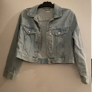 Säljer denna blåa, lite croppade jeans jacka från Gina Tricot! Använd fåtal gånger, säljer pga kommer ej till användning