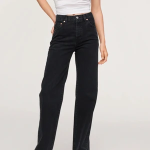 Svarta jeans  - Säljer dessa svarta jeans från mango för att de kommer inte till användning. Bra skick , köparen står för frakten!