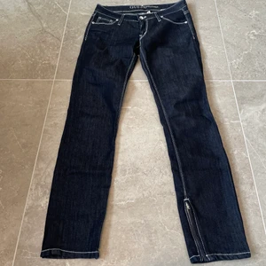Lågmidjade guess jeans✨ - Häftiga mörkblåa lågmidjade guess jeans💕Inga rhinestones fattas. De är i fint skick❤️
