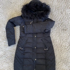 JACKA m päls - Figursydd från Roco Baroco. Liknande rock and blue jackan fast med oäkta päls. Jättefint skick på jackan/pälsen fortfarande! Köpt på Miinto för 1.899:- 