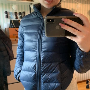 Blå enkel dunjacka ! - En blå enkel dunjacka, bra skick, varm och jätte skön!