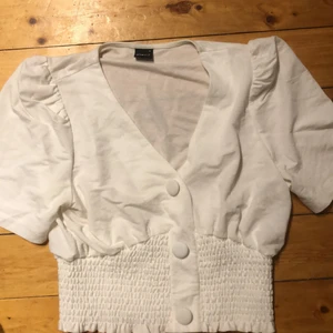 Vit nyköpt tröja - Vit och lite genomskinlig men psssar med vit bh. Den är lite kort och nog tänkt som magtröja men har haft med lågmidjade jeans utan magen synts. 