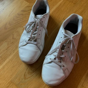 Vita Reebok sneakers - Vita sneakers från Reebok. Köpta på plick och använda fåtal gånger sen dess, i använt skick och finns några små slitningar och missfärgningar. Hör gärna av dig vid frågor eller mer bilder ✨