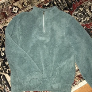 Tröja  - Säljer en super mysig tröja som är använde en gång. Den är i storlek s. 