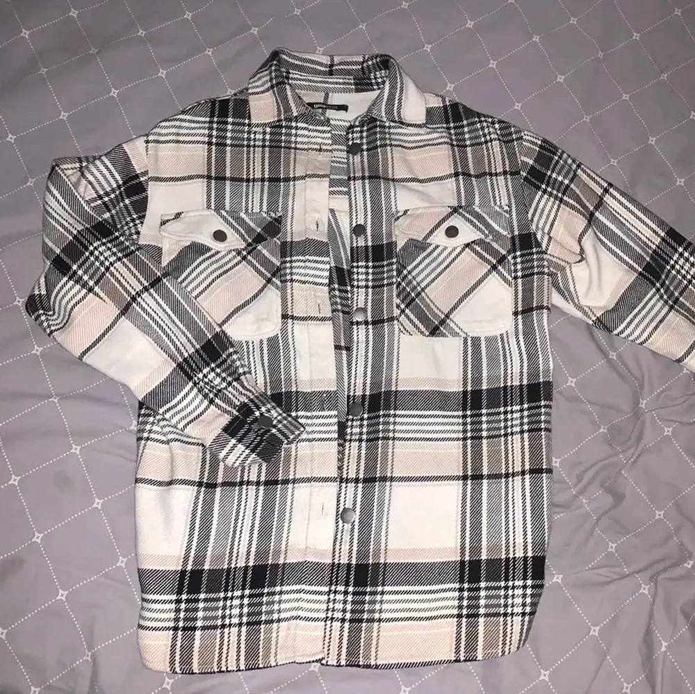 Jättefin skjortjacka från GinaTricot 🦋 Endast använd 1 gång, så precis som ny! Frakt tillkommer ✨. Jackor.