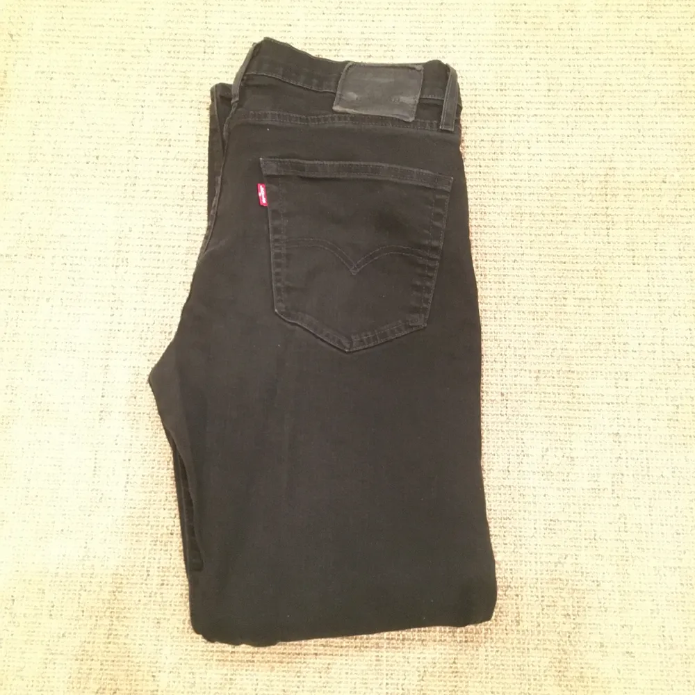 Levis 502 - 33/32, säljer pga att jag inte använder längre. Byxorna är använda men fortfarande i fint skick. Jeans & Byxor.