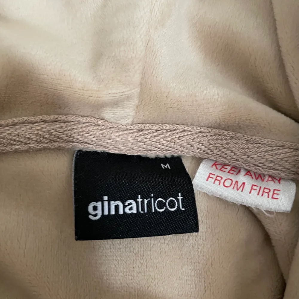 En beige Gina tröja som inte kommer till andvändning längre snören saknas men annars i bra skick. Tröjor & Koftor.