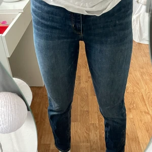 Blåa jeans - säljer mina blåa jeans från lindex. har använt dom ca 3 ggr. dom är i modellen ”nea”. köparen står för frakten!💘🌸