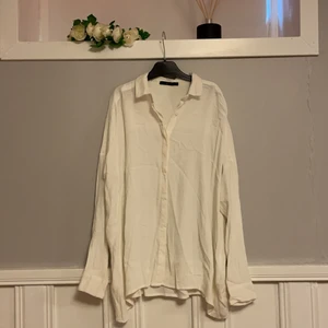 Vit oversize skjorta strl 34 - Material - viskos 100%. Knappar hela vägen och även i armarnas slut. Använd fåtal gånger, väldigt fint skick. Strl 34