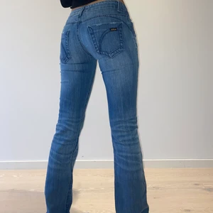 Lågmidjade jeans - Lågmidjade jeans i strl 25/26, mer straight leg än bootcut. Köpta på Sellpy men aldrig andvända. Långa på mig som är 159. Färgen kommer mest fram på bild 1. Blir fler intresserade blir det budgivning💓💓