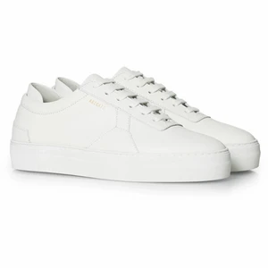 Axel Arigato Skor - Gör mig av med ett par sparsamt använda skor från Axel Arigato i färgen vit och modellen Platform Sneaker. Kan självklart användas av både tjejer och killar. Tyvärr ligger de bara och samlar damm… inköpta från Axel Arigatos hemsida. Säljer dessa för 400 kr + frakt (inköpspris 1850 kr). Skorna har en upphöjd sula på 3,5 cm vilket är väldigt snyggt till lite rakare byxor som ligger över! (Lånad bild) 