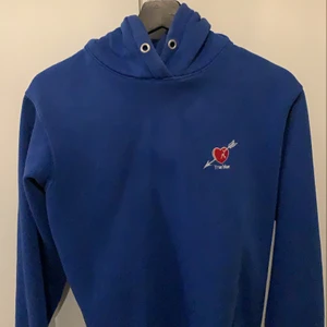 Hoodie  - Super snygg hoodie, som jag inte får användning av längre . (Snöret till tröjan saknas)💓💓