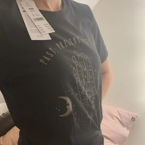 T-shirt i strl xxs - Säljer denna fina t-shirten från ginatricot i strl xxs. Den är oanvänd då prislappen sitter kvar 🖤🌙