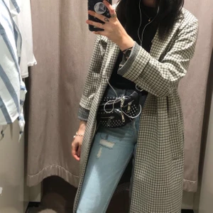 Rutig kappa - Supersnygg rutig vårkappa från H&M. I fint skick men används inte längre pga inte min stil. 🌸