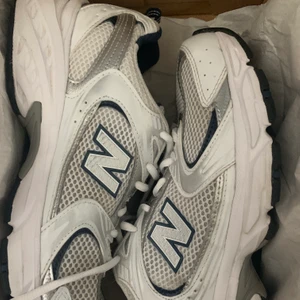 New Balence 530 - Populära sneakers. För stora för mig tyvärr. Står att de är 40,5/25.5 men motsvarar 41/26 cm ungefär. Jättesköna! Köparen står för frakt ✨