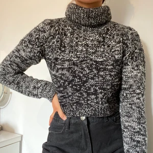 Stickad croppad tröja med polokrage - Svartvit stickad kort tröja från New Yorker. Använd ca 5 gånger och  i bra skick