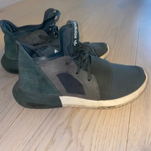Adidas sneakers  - Inte använda på flera år. Ser väldigt rena och hela ut skulle jag påstå. Är väldigt nätta skor! Lite osäker på vad frakten blir!