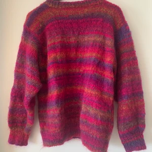 Mysig stickad tröja  - En riktigt mysig och varm stickad tröja i superfin färg! Storlek ca 36/38/40 beroende på hur man vill att den ska sitta. Oversize i modellen! Budgivning i kommentarerna, avslutas söndag 28/3 kl 16 AVSLUTAD