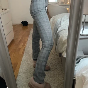 Kostymbyxor - Säljer dessa rutiga kostymbyxor som jag inte hann skicka tillbaka 😢 Lappen kvar och slutsålda! ✨✨✨ Jag är 176 cm och de är perfekta, nästan långa på mig😋  Jag brukar ha 36-38 i storlek! MIDWAIST!!! 