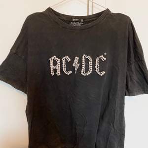Säljer denna skit snygga ACDC tröjan från bershka i storlek XS. Storleken är oversized så T-shirten passar både S och M också. (Alla pärlor är kvar) Pris: 150kr exklusive frakt på 48kr. 