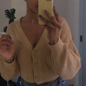 Stickad kofta - Säljer min beiga tröja som då inte kommer till någon användning. Tröjan är kort i modellen så den slutar över naveln. Koftan är jätte SKÖN och super fin och gullig💞