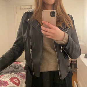 Zara jacka  - Säljer min Zara jacka då den inte kommer till användning länge. Passar Xs-M. Ej äkta läder!!  Perfekt skick ❣️🤩 Köpren står för frakten!! 