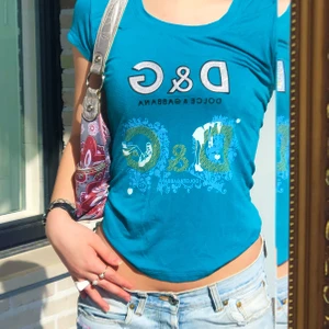 Dolce Gabbana tröja - Säljer denna snygga Dolce Gabbana tröjan, fraktar eller möts upp i Stockholm🤍