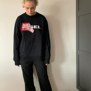 Diesel Sweatshirt - Svart diesel collage tröja med fett motiv. Köpt för 500kr på zalando. Skick:7/10