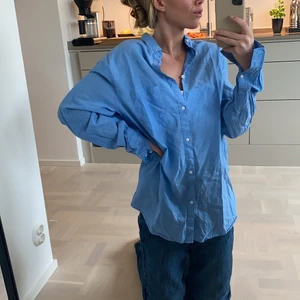 Oversized skjorta  - Frakt tillkommer (obs lite blekningsfläckar på armarna) bild kan skickas 