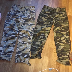 Camo cargo byxor - Feta cargo byxor som jag tror att någon sytt själv. Dom är rätt stora så jag har tänkt sy om dom men det har inte blivit av. 100kr styck eller 150 för båda. Storlek L-XL