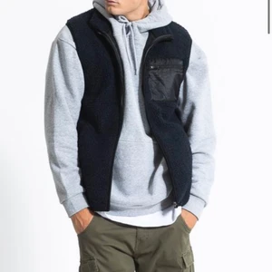 Svart väst  - En helt ny väst, Aldrig använd då lappen är kvar❤️ Är i storlek XS Herr så sitter som en S