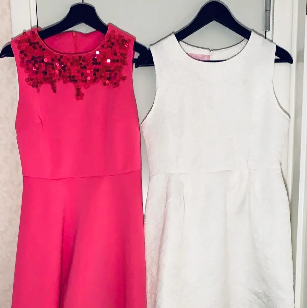 Storlek är okänd på båda men själv är jag M och dem passar bra på mig. Rosa klänning pris:150kr vit klänning pris:150kr. Klänningar.