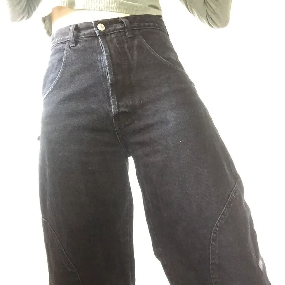 Fantastiska vida jeans, har fått lägga upp dom eftersom dom är lite skadade nedtill. Kan skicka bilder på det vid intresse. 80cm i midja. Jeans & Byxor.