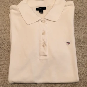 Gant - 💛 T-shirt/topp från märket Gant, storlek S.          Kan fraktas eller mötas upp 📮
