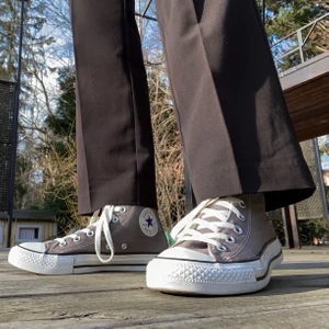 Gråa converse  - Skitsnygga och trendiga converse som är perfekta nu till våren/sommaren!!🖤 De är använda men rengör de så de i princip ser ut som nya! Finns en missfärgning som man kan se på bild 3! Frakt ingår inte. Budgivning sker i mina DM🥰